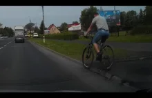 Rowerzysta wjeżdża przed samochód