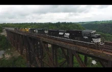 Przejazd pociągu po jednym z najwyżej położonych mostów kolejowych w Ameryce