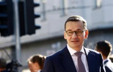 Premier Morawiecki z 8-letnim synem na rękach. Parodiom tego zdjęcia nie...