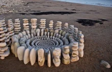 Artysta spędza godziny układając naturalne obiekty w oszałamiające mandale