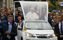 Policja ostrzega: za zbliżenie się do papieża można zapłacić śmiercią