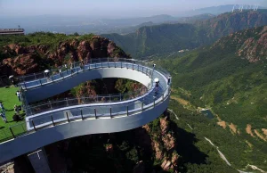 Nowy szklany taras widokowy w Chinach wystający z klifu na wysokości 359 metrów.