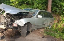 25-latek BMW wjechał do rowu i uderzył w drzewo