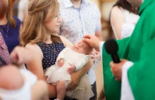 Coraz więcej Polaków nie chrzci dzieci