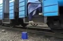 Stara Rosjanka wsiada do pociągu za pomocą wiadra