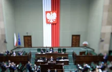 Sejm uchwalił ustawę wprowadzającą program 500+