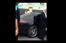 Kijowski pop w Mercedesie łamie przepisy