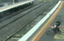 Wózek z dzieckiem spadł z peronu