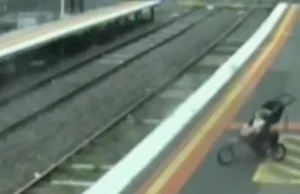 Wózek z dzieckiem spadł z peronu
