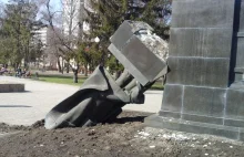 Ukraina żegna się z sowieckimi legendami. W Charkowie zrzucono trzy pomniki
