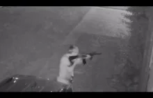 Amerykanin w taktycznych klapkach z AR-15 vs Policja