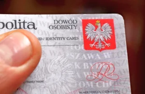 Zdjęcia dowodów, paszportów, a nawet mandatów są wrzucane do sieci przez Polaków