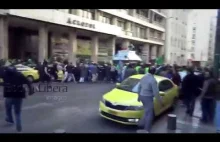 Grecja: kibole PAOK-u Saloniki atakują Pakistańczyków na ulicach Aten.