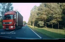 Kierowca tira podczas wyprzedania innego tira powoduje zagrożenie na drodze