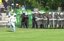 Kibice rzucali petardami w udzielających pomocy policjantów