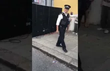 Wyluzowany policjant śmieszek