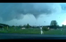 Tornado w Niemczech - front burzowy nadciąga nad Polskę