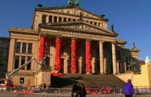 Niemieckie władze zwariowały do reszty - stawiają pomnik na cześć uchodźców