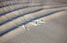 Girdwood, Alaska - 5 mil na desce surfingowej w oceanicznym przypływie