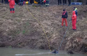 Z OSTATNIEJ CHWILI: W wyciągniętym z rzeki samochodzie znaleziono pięć...