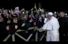 Wierna szarpnęła papieża za rękę. Franciszek się rozgniewał i ją uderzył w...