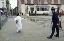 Irlandzki policjant gra w zakonnicą w podbijankę