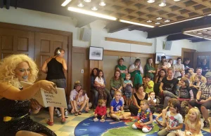 Grupa aktywistów anty-LGBT, pozywa bibliotekę, za "Drag Queen Story Hour"