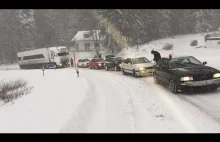 Audi Quattro pomagają 40 tonowej ciężarówce podjechać pod zaśnieżoną górkę