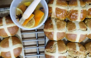 [Przepis] Hot Cross Buns - angielskie bułeczki z krzyżykiem