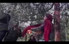 Dziewczyna zostaje brutalnie aresztowana za brak hidżabu
