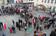 Olsztyn przeciw imigrantom. Manifestowało kilkaset osób [ZDJĘCIA]