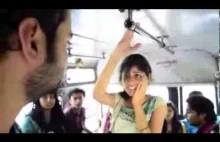 Dziewczyna policzkuje chłopaka w autobusie.