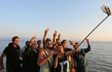 "Strudzeni" imigranci cykają sobie focie z selfie-sticka po dopłynięciu na brzeg