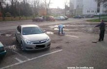 Malowanie pasów na parkingu