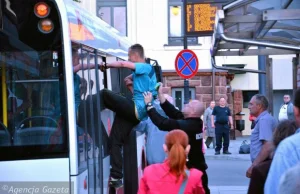 Jechał bez biletu, chciał uciec przez okno. Bójka w autobusie w Radomiu