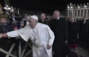 Incydent z udziałem Franciszka. Kobieta mocno szarpnęła papieża za rękę [WIDEO]