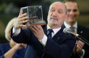 Macierewicz dumny. Wojsko odebrało pierwsze Kraby