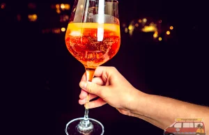 Aperol Spritz - prosty przepis na popularny włoski drink idealny na Sylwestra.