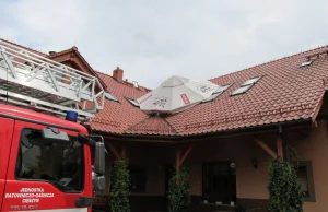 Się dzieje w Pogwizdowie! Parasol ogrodowy wbił się w dach restauracji