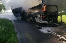 Autobus i ciężarówka zapaliły się po zderzeniu w Cieszętach na DW 507.