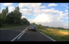 Audi zajeżdża drogę motocykliście