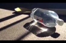 Co się stanie, jak zostawisz butelkę z wodą na podłodze