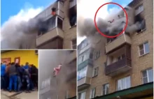 Wyrzucił dzieci przez okno z 4-tego piętra a później sam skoczył (video)
