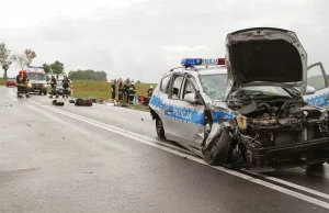 Policjant wjechał radiowozem w motocyklistów. Nie przyznaje się do winy...