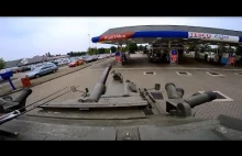 Przejażdżka lekkim czołgiem rozpoznawczym FV101 Scorpion na stację benzynową