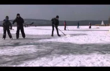 Zamarznięte jezioro Balaton na Węgrzech