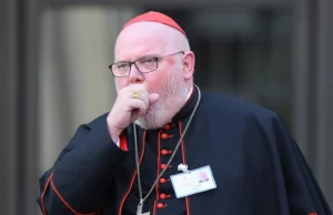 Kardynał krytycznie o wieszaniu krzyży w urzędach