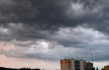 Ostrzeżenia przed burzami z gradem. Możliwe trąby powietrzne i silny wiatr