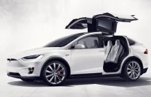 Tesla X z fikuśnymi drzwiami jest śmiertelną pułapką?