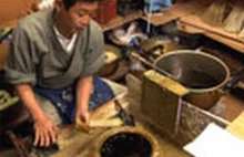 Japoński mistrz wykonuje świeczkę vs produkcja w manufakturze vs fabryka